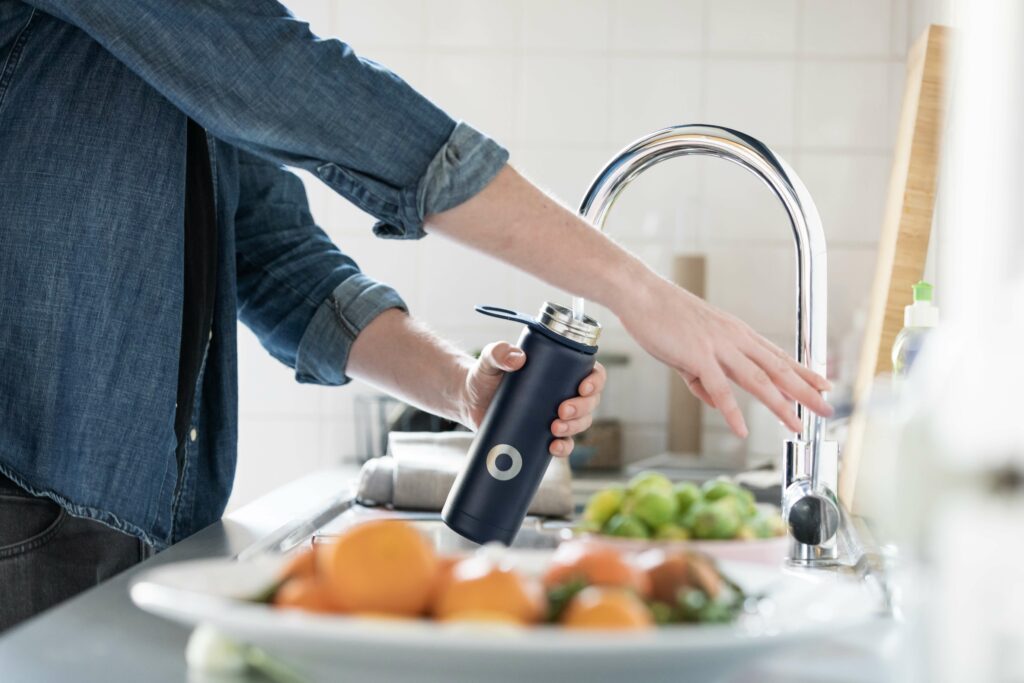 Installateur in Wien Wasserflasche wird mit Wasser befüllt Pappel Installationen GmbH
